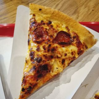 Fanoušci toho pizza těsta úplně nejsme, ale věříme že si to své zákazníky na 💯 najde. Poznáte, z jakého řetězce je tato...