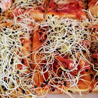 Prosciutto, sugo, česnekové klíčky. Sicilská pizza nás nepřestane bavit. #pizzadoma #italie